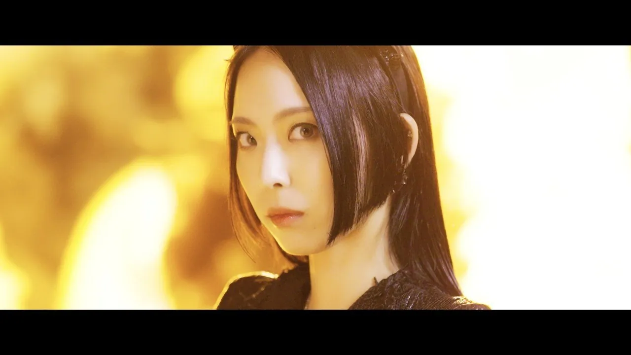 Una integrante de BAND-MAID en el video musical de «SPIN»