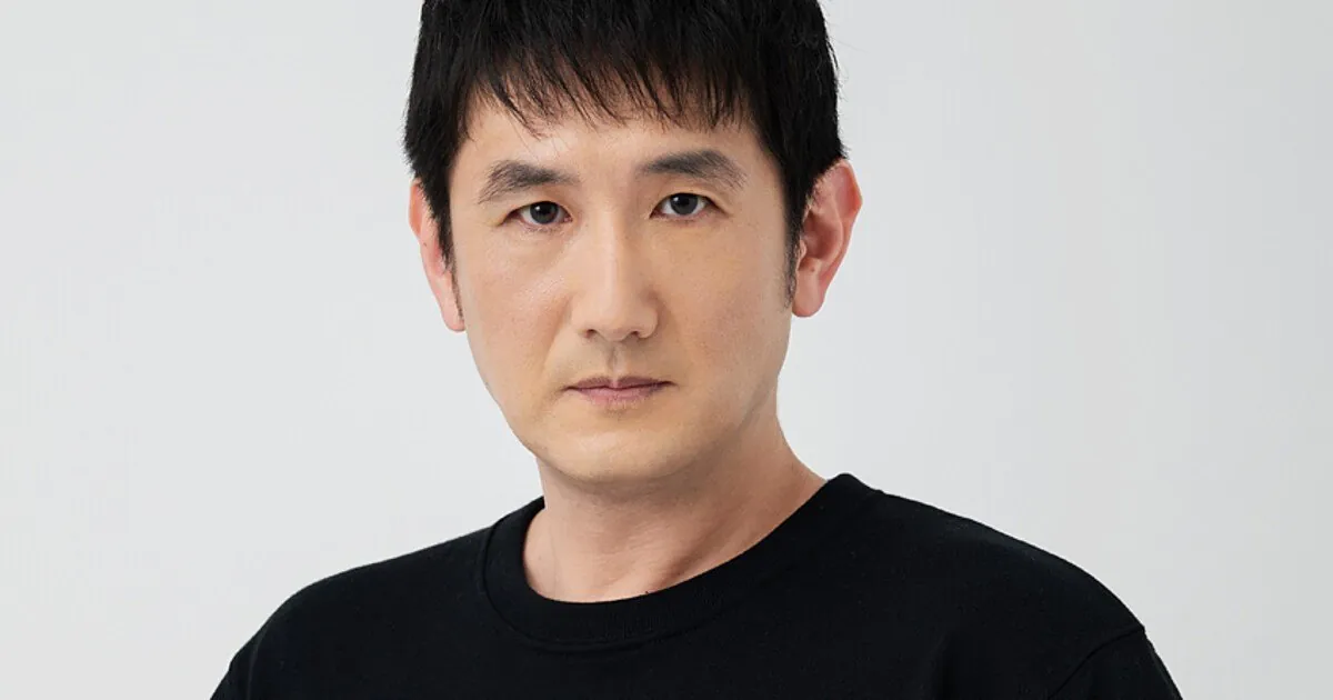 Retrato de Hiroshi Tsuchida sobre fondo claro