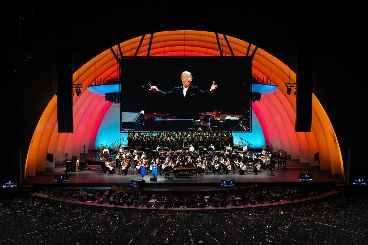 Concierto de Joe Hisaishi en el Hollywood Bowl, con la orquesta y su imagen en la pantalla